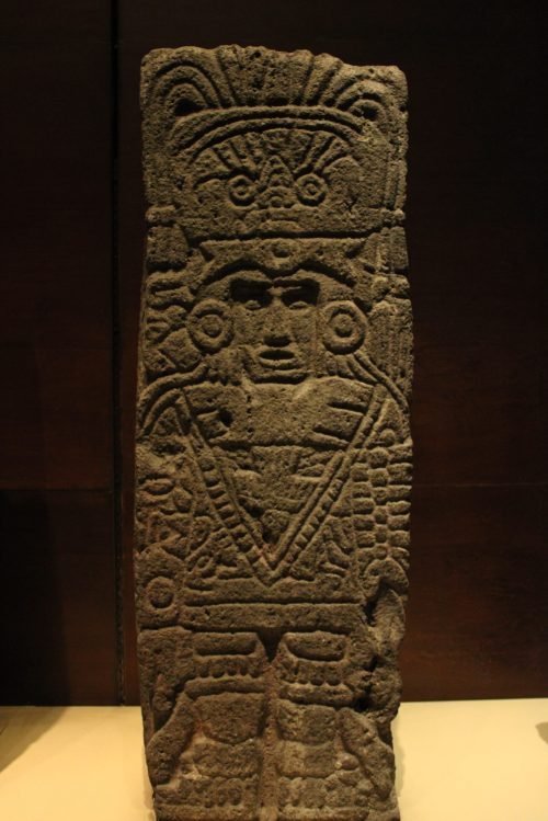 Lápida con Guerrero Ataviado